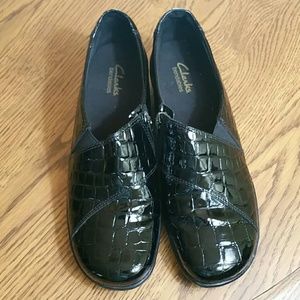 👠Clarks in black, snake print, shiny & NEW